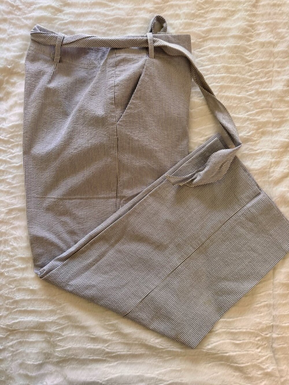Bloomingdale's Seersucker cropped pant; 2P